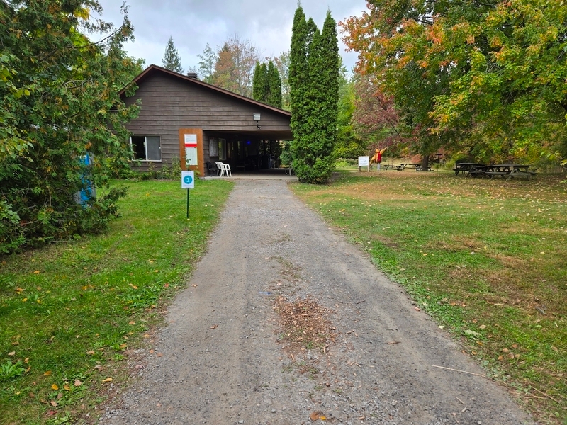 Allée menant du stationnement au Centre de Conservation