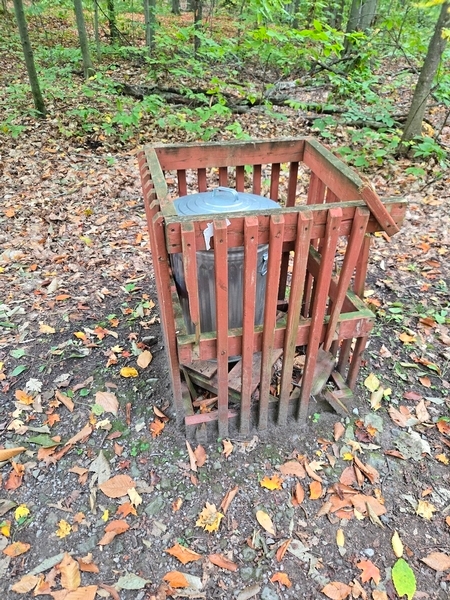 Poubelle sur le sentier