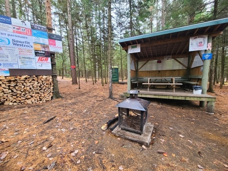 Premier abri et toilette