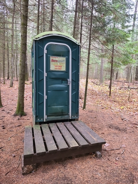 Toilette surélevée sur plateforme