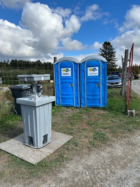 Toilettes chimiques et station lavage des mains