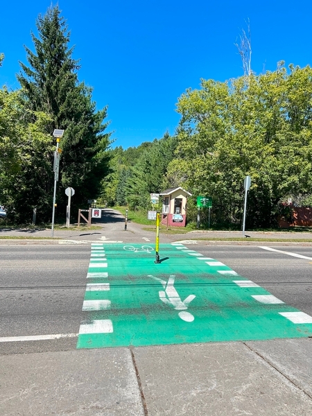 Piste cyclable et traverse de rue