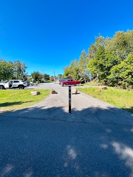 Allée du stationnement à la piste cyclable