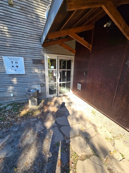 Entrée extérieure du Chalet des Champs