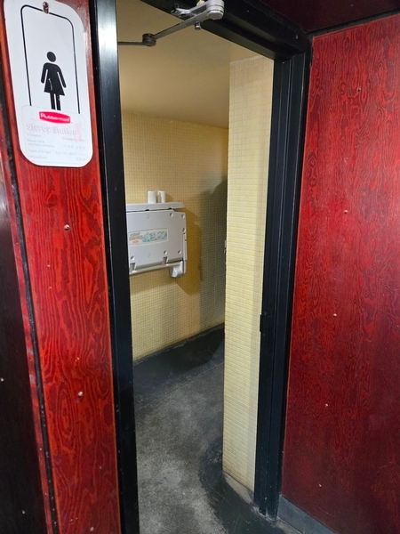 Entrée de la salle de toilette des femmes au Chalet des Champs