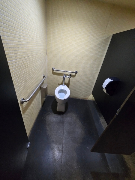 Salle de toilette des femmes au Chalet des Champs