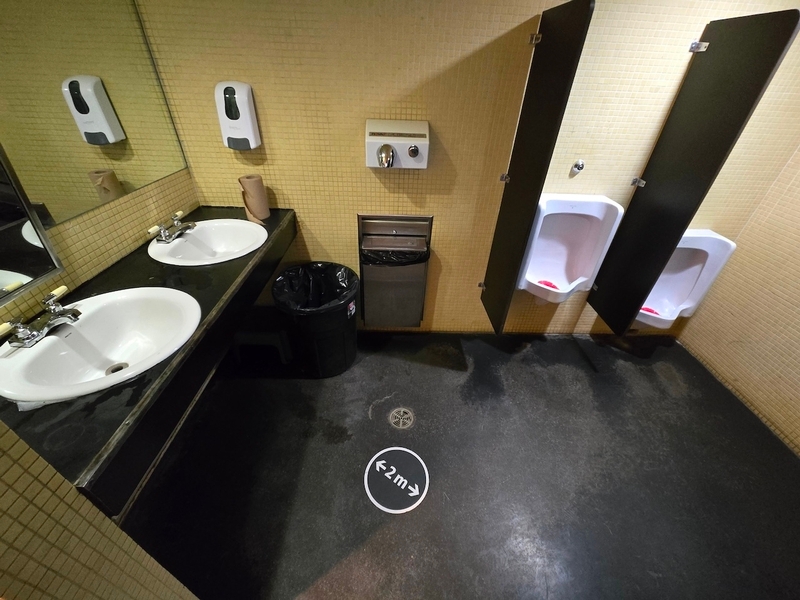 Salle de toilette des hommes au Chalet des Champs