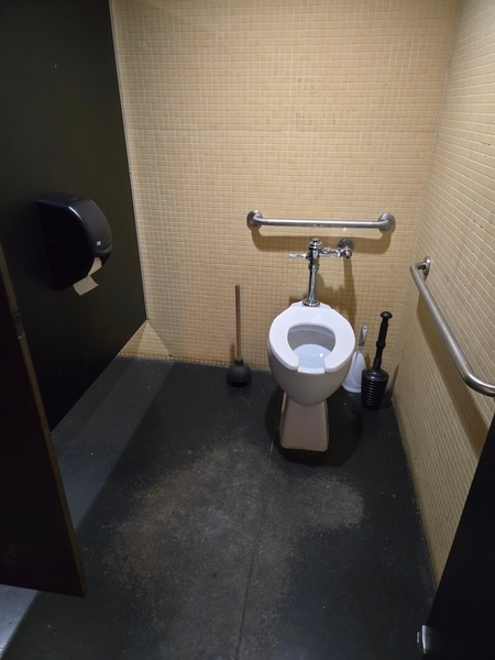 Salle de toilette des hommes au Chalet des Champs