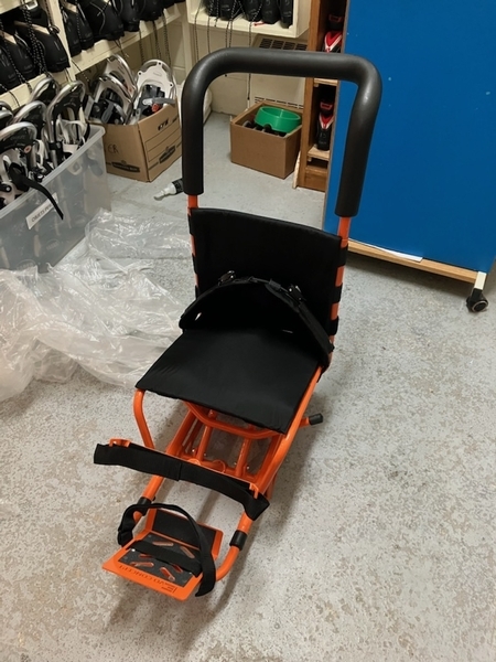 Chaise adaptée pour le ski en location au Chalet des Champs