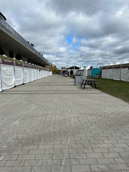 Kiosques d'exposants de la section de l'Allée