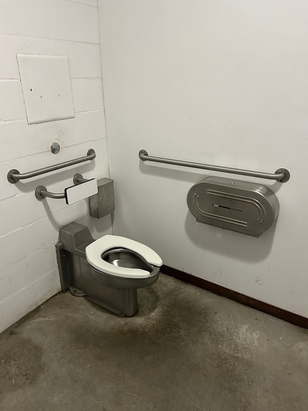 Toilette située dans l'amphithéâtre Cogeco