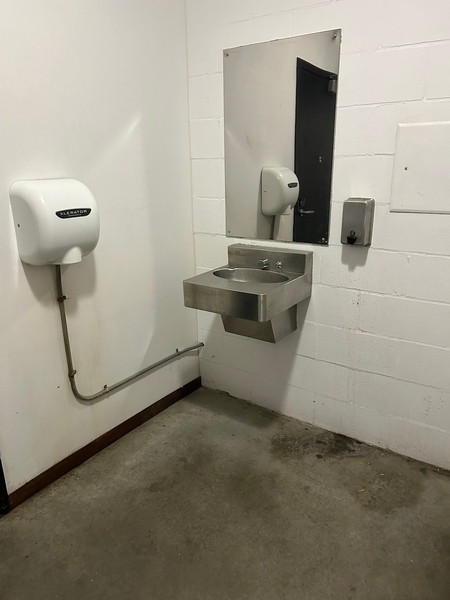 Toilette située dans l'amphithéâtre Cogeco