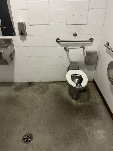 Toilette située dans l'amphithéâtre Cogeco