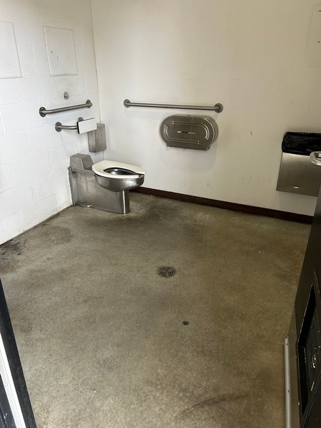 Toilette située dans l'amphithéâtre Cogeco