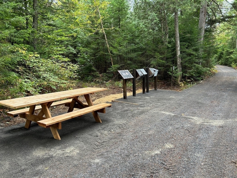 Sentier des Lucioles : table de pique-nique accessible 