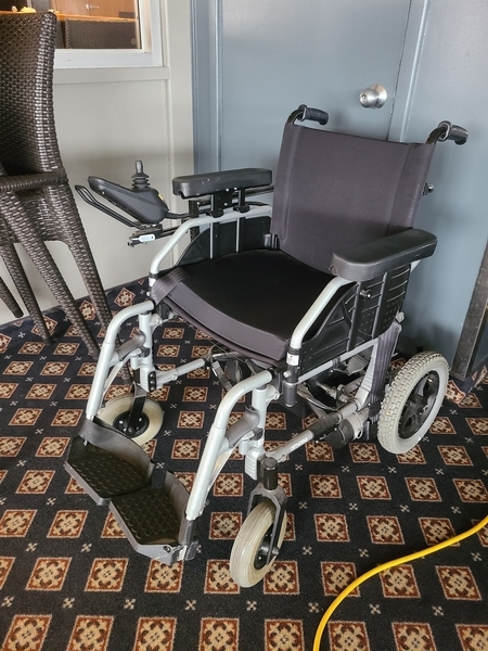 Fauteuil roulant disponible sur demande