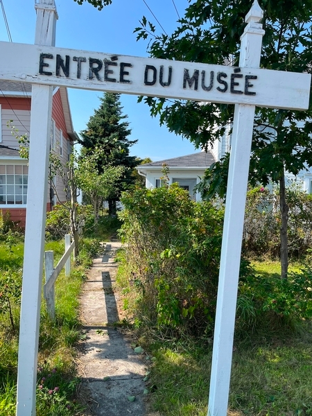 Allée menant à l'entrée