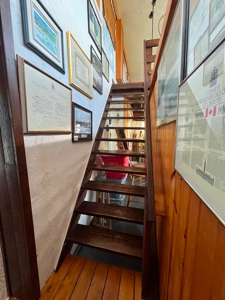 Escalier menant au 2e étage du Musée