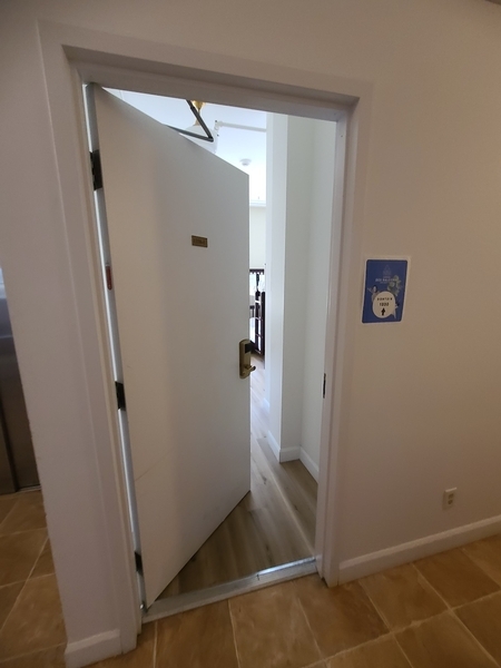 Porte d'entrée des chambres accessibles