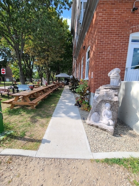 Allée menant à l'entrée et terrasse