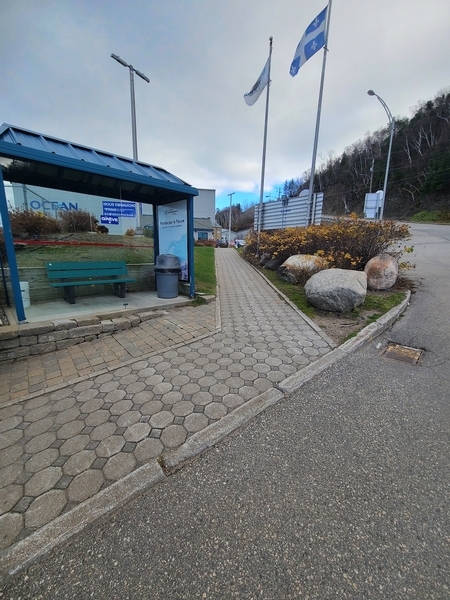 Allée menant à l'entrée principale (Isle-aux-Coudres)