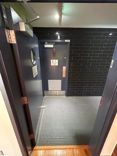 Entrée pour les salles de toilettes 