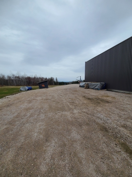 Parcours menant du bâtiment d'accueil à l'hélicoptère