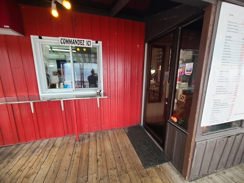 Comptoir de commande extérieur et porte d'entrée