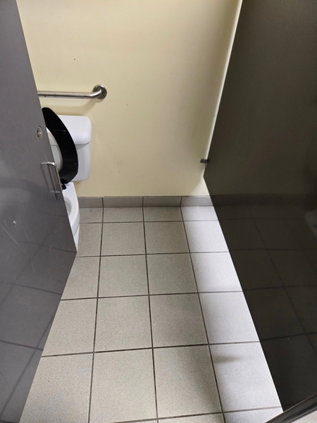 Salle de toilette des hommes au centre communautaire