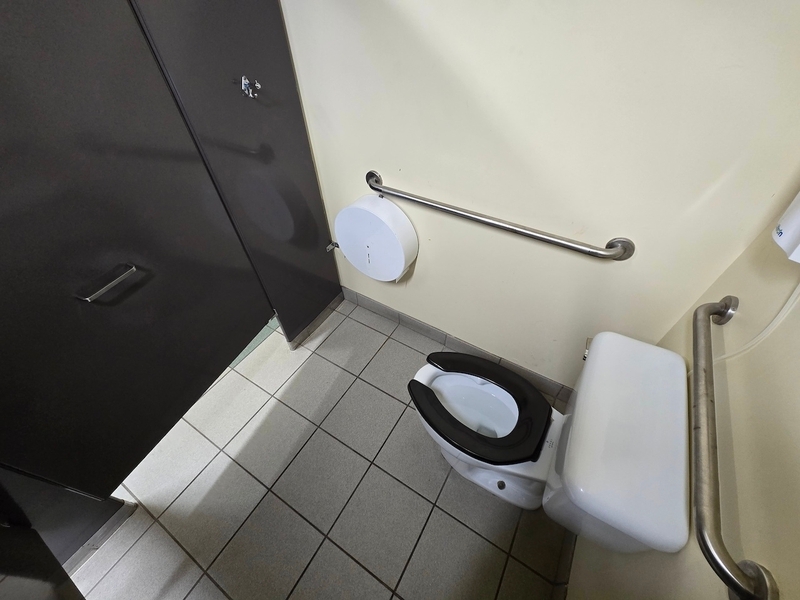 Salle de toilette des hommes au centre communautaire