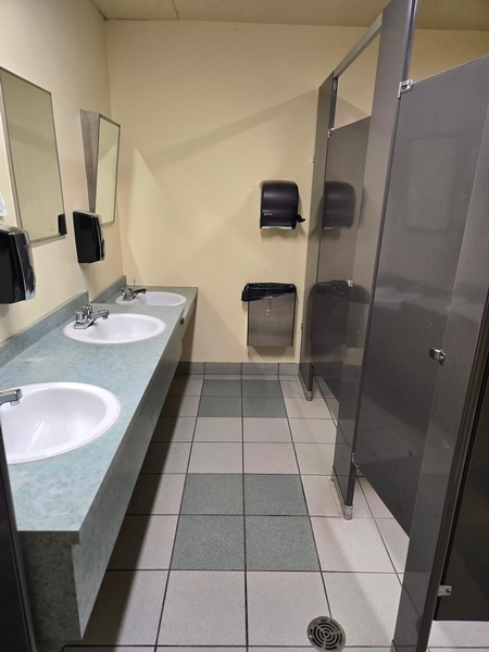 Salle de toilettes des hommes au centre communautaire