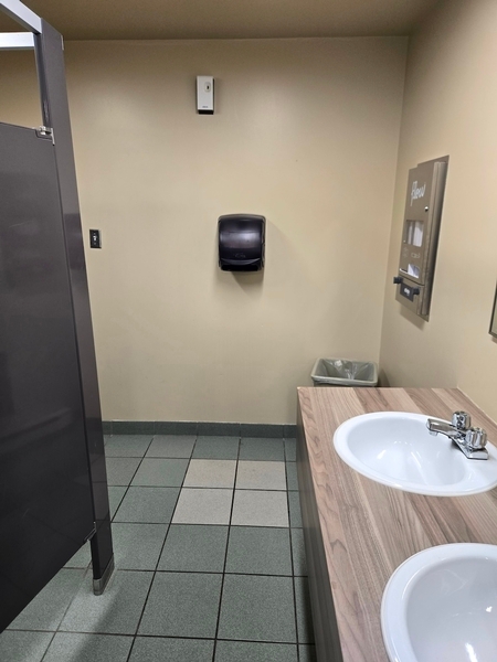 Salle de toilettes des femmes au centre communautaire