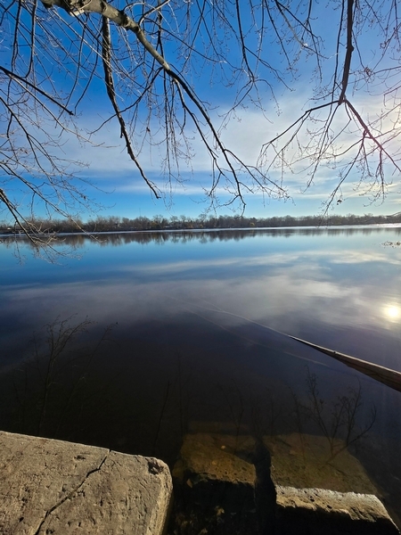 Vue de l'eau au bout du sentier