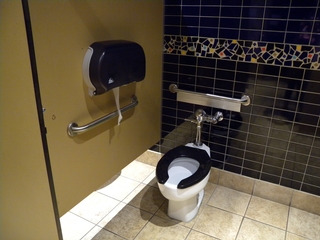Salle de toilette homme accessible